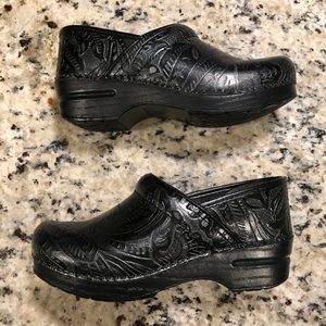Like new Dansko women’s clogs